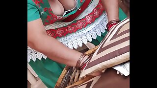 indian aunty showing jugs